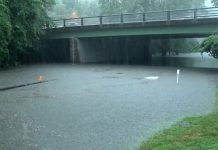 Conductores tuvieron que abandonar sus vehículos ante las inundaciones
